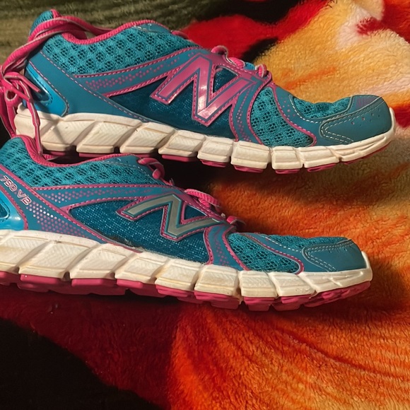 new balance 750 V2 - Picture 2 of 3